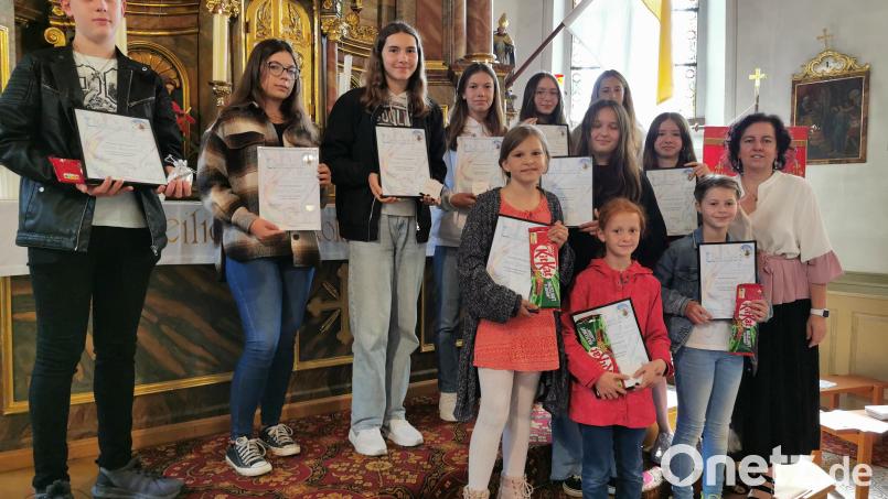 Die Geehrten des Kinder- und Jugendchors zusammen mit Sonja Schwemmer. Bild: hzi