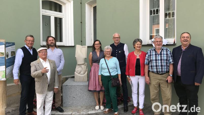 Sie alle freuen sich über die gelungene Skulptur, die in Hahnbach an Maximilian Prechtl, den letzten Abt von Michelfeld, erinnert (von links): Alfred Wolf, Herbert Demleitner, Jaroslav Sindelar, Katrin Stiegler, Marianne Moosburger, Bürgermeister Bernhard Lindner, Hildegard Geismann, Ludwig Graf und Bürgermeister Peter Dotzler. Bild: mma