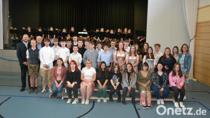 Landrat Andreas Meier und Zweiter Bürgermeister Lothar Höher (rechts) ehren zusammen mit Schulamtsdirektorin Elisabeth Junkawitsch die Quali-Besten aus allen Mittelschulen des Landkreises und der Stadt Weiden. Bild: kki