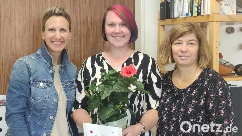 Elisabth Ott rechts) übernimmt die Leitung von Maria Herrmann. Links im Biild die Konrektorin des Förderzentrums Nabburg, Anja Guida. Bild: SVE Nabburg/exb