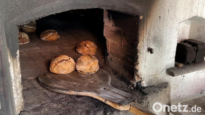 Brot aus dem Holzbackofen: In Freudenberg sind noch mehrere davon in Betrieb. Bild: Heike Unger