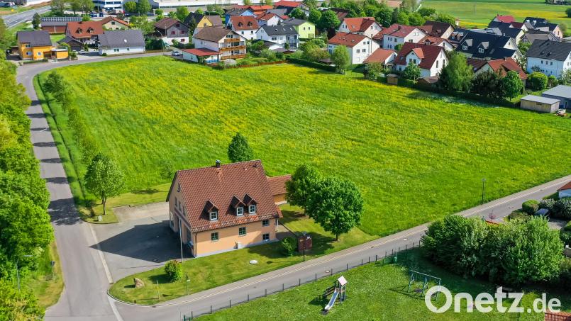 Das Umfeld des Feuerwehrhauses Kastl (vorne) soll beplant werden. Rund 8000 Quadratmeter der angrenzenden Grüuflächen gehören der Gemeinde. Eine Machbarkeitsstudie soll aufzeigen, wie dort die künftige Kinderkrippe und die Erweiterung des Gerätehauses sinnvoll umgesetzt werden können. Luftbild: Robert Neuber/exb