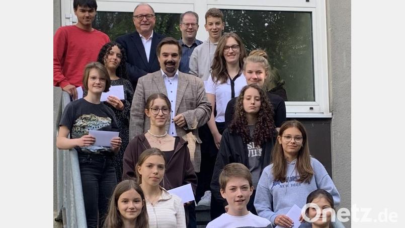 MAK-Gutscheine bekamen die Schuljahresbesten des Marktredwitzer Otto-Hahn-Gymnasiums vom Förderverein der Schule. Vorsitzender Sebastian Macht zeichnete die Besten aus. Bild: Förderverein OHG/exb