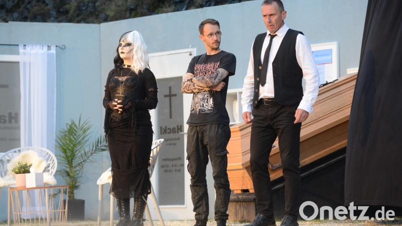 Der konservative Bestatter Xaver Hackl (rechts, Heinz Rast) muss sich immer wieder mit seinem Sohn Peter (Dominik Schreffl) und dessen Freundin Morgana (Hannah Schraml) auseinandersetzen. Bild: bey