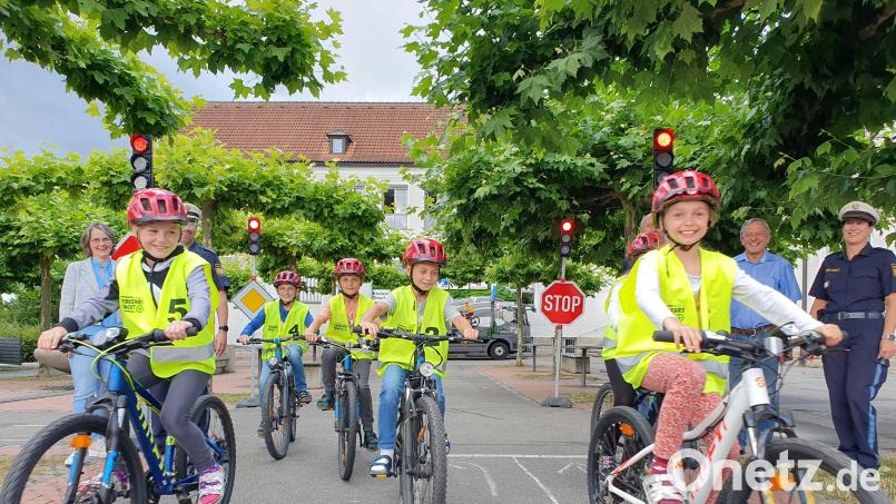 Die Jugendverkehrsschule im Landkreis Tirschenreuth besitzt nun vier neue, digitale Ampeln für die Verkehrserziehung. Für das Foto durften die Kinder ausnahmsweise ihre Hausschuhe anlassen. Bild: kaz