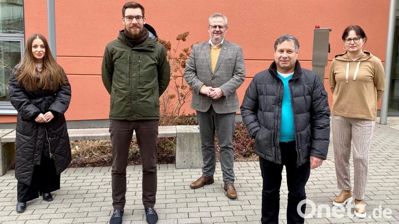 Dennis Fricken (Zweiter von links) wurde als neuer Klimaschutzmanager von Oberbürgermeister Andreas Feller (Mitte) willkommen geheißen. Bild: Maria Schuierer/exb