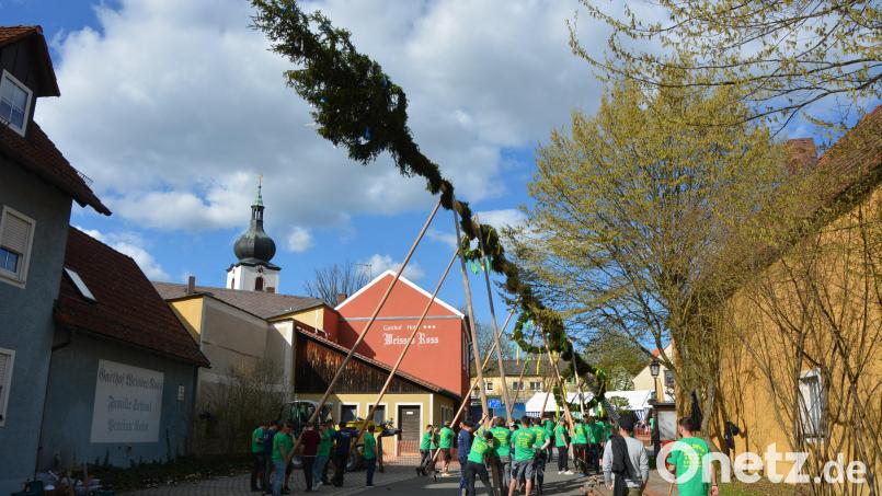 Im Bereich am linken Bildrand sollte die digitale Info-Stele in Konnersreuth aufgestellt werden. Jetzt wurde bekannt, dass sie beim Maibaumaufstellen stören würde. Der Marktrat sprach sich mehrheitlich für eine günstigere Variante aus und kippte damit den Beschluss vom Dezember 2022. Die analoge Stele kann vor dem Maibaumfest abgebaut werden. Archivbild: jr