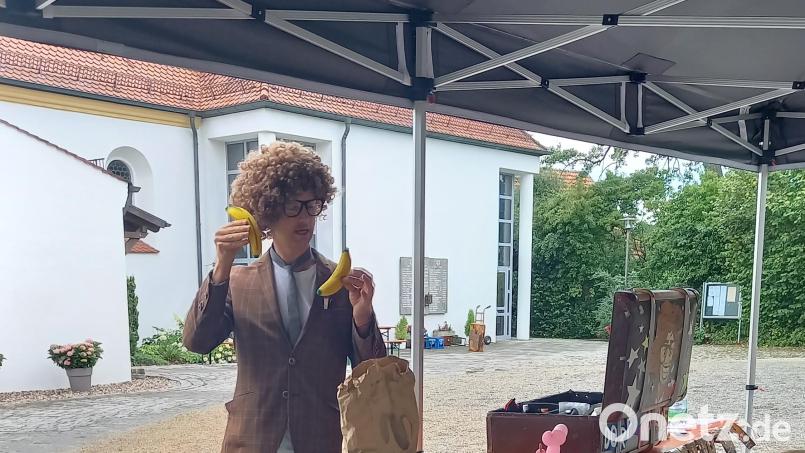 Zauberer Lesslie Teah alias Markus Koch aus Ensdorf verblüfft Jung und Alt mit seinen Tricks. Bild: Sandra Preitschaft/exb