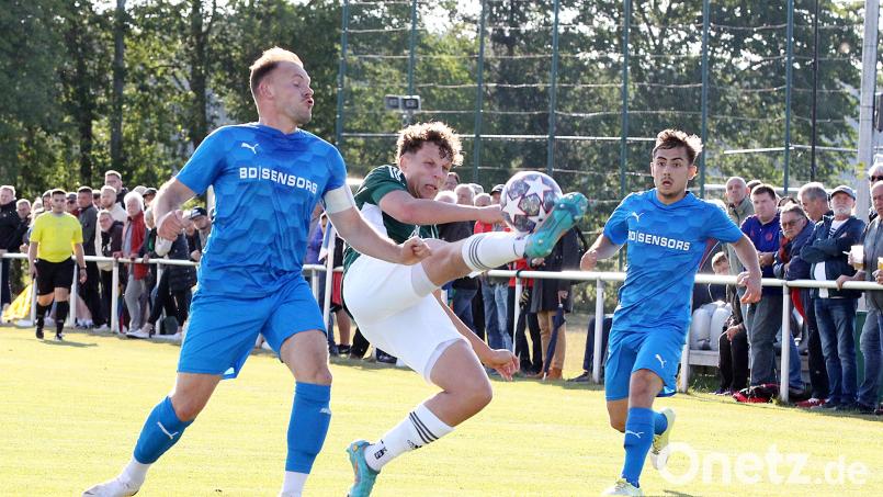 Akrobatisch behauptet der Mitterteicher Pascal Höcht (Mitte) beim 3:1-Sieg im Derby beim FC Vorwärts Röslau den Ball gegen Tobias Benker (links) und Emre Akgün. Am Mittwoch holt der SV Mitterteich die am Sonntag ausgefallene Partie gegen die SpVgg Bayreuth II nach. Archivbild: Peter Perzl