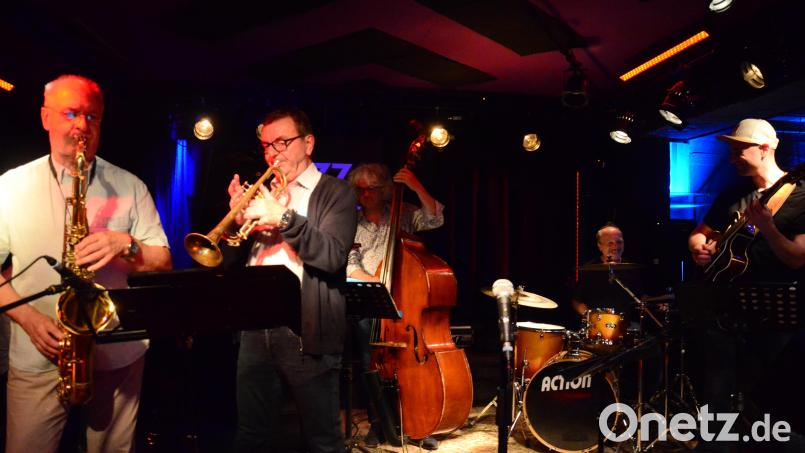 Beim Jazz-Konzert im &quot;Bistrot Paris&quot; beim Jazz-Zirkel Weiden geht es ordentlich zur Sache. Bild: Kunz