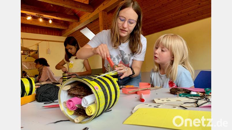 Pfadfinderin Antonia Kurz bringt beim &quot;Upcycling&quot;-Workshop Kindern bei, wie aus Abfall Neues entstehen kann. Bild: Gabi Schönberger