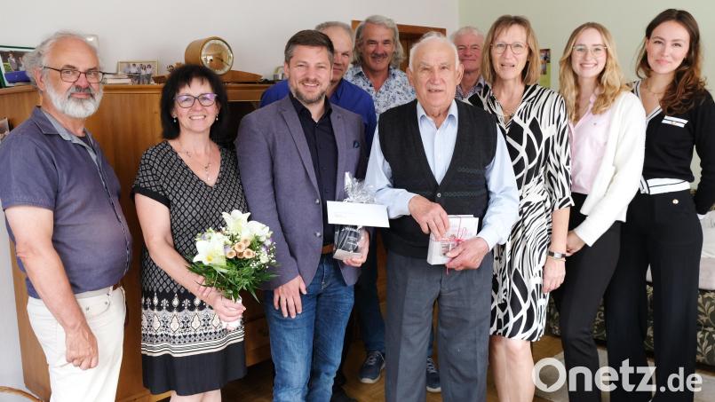 Neben der Familie gratulieren auch Pfarrer Heinrich Rosner (links) und Bürgermeister Peter Neumeier (Dritter von links) zum 90. Geburtstag von Hans Bierler (Fünfter von rechts). Bild: mab