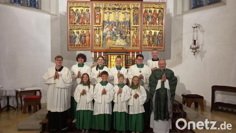 Paula Hössl (vorne von links), Lukas Schön, Korbinian Ziegler, Eva-Marie Wotruba unterstützen künftig die Pfarrei in Tirschenreuth als Messdiener. Bild: Pfarrei Tirschenreuth/exb