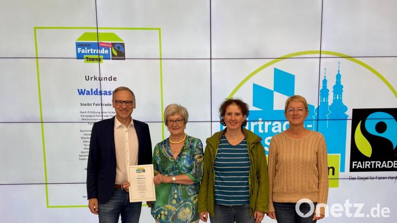 Das Zertifikat überreicht hat Bürgermeister Bernd Sommer (von links) an die Steuerungsgruppe – Gudrun Sirtl, Christina Kunz und Paula Pöllinger. Bild: Stefanie Ernstberger/exb