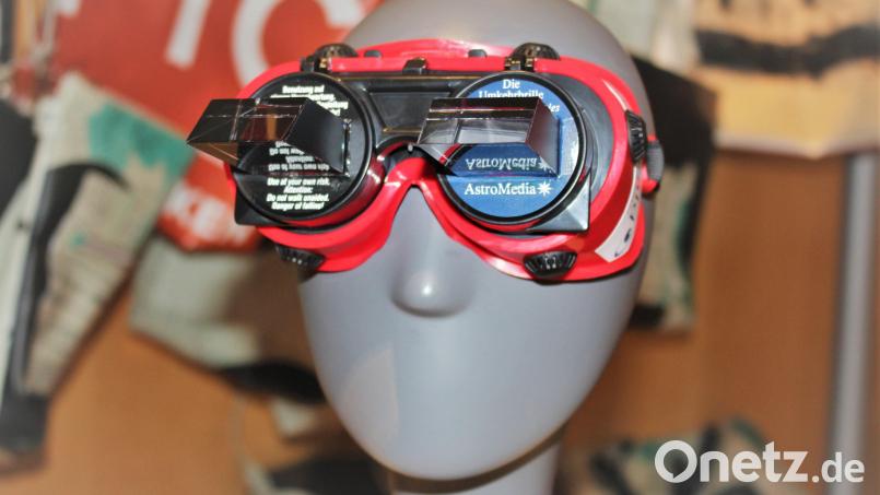 Mit dieser Umkehrbrille brauchen Besucher keinen Kopfstand zu machen, um Baselitz "anders" zu betrachten. Bild: Dagmar Williamson