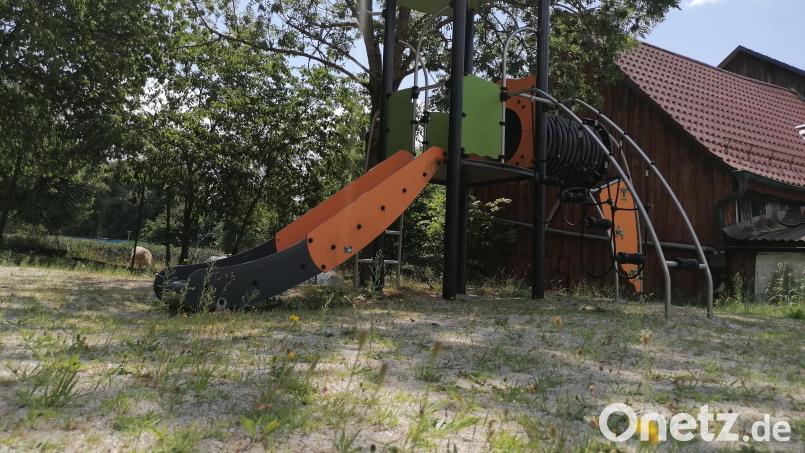 Am Grasbewuchs am Trischinger Spielplatz stören sich manche. Bild: wrl