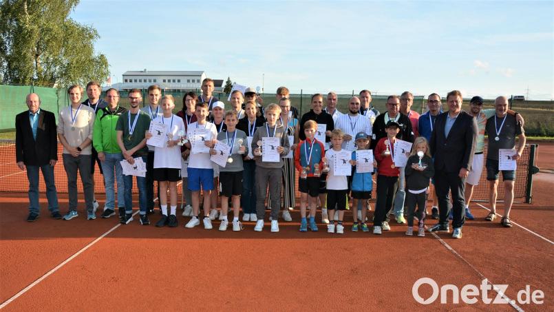 Die neuen Tennis-Stadtmeister wurden auf der Anlage im Freien und in der Halle des SV Mitterteich ermittelt. Insgesamt nahmen 36 Spielerinnen und Spieler teil. Mit im Bild Turnierleiter Harald Kilian (Vierter von links), Bürgermeister Stefan Grillmeier (Dritter von rechts) und Stadtverbandsvorsitzender Peter Haibach (links). Bild: jr