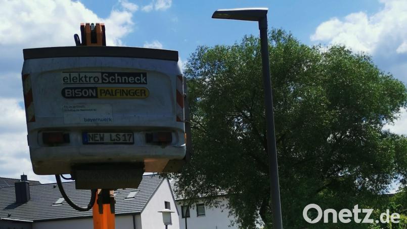 Tausch der gut 300 bestehenden Natriumdampflampen („Pilzlampen“) in sparsame LED-Lampenköpfe im Stadtgebiet Neustadt/WN. Bild: Karl Meier/exb