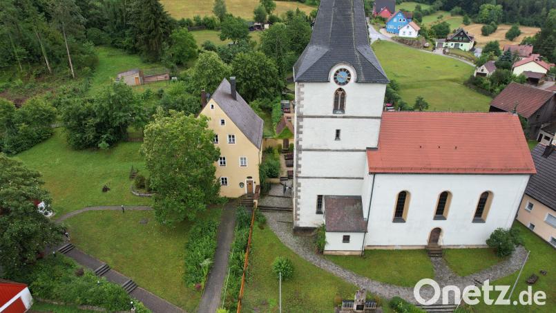 Im ehemaligen Pfarrhaus links neben der Corpus-Christi-Kirche war das Pfarrbüro bislang beheimatet, künftig soll es in das Gemeindehaus umziehen. Bild: lei
