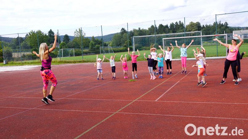 Petra Meyer (links) bietet im Ferienprogramm wieder Zumba-Schnupperstunden für Kinder an. Archivbild: bkr