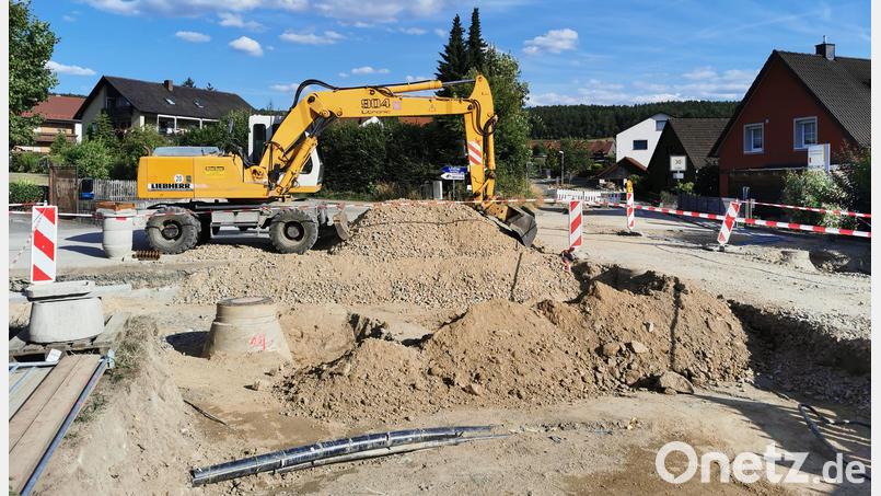 Nichts geht mehr: Leitungen und Kabel werden an der Kreuzung von Nunzenrieder Straße, Kapellenweg und Ziegelanger. verlegt. Bild: Portner