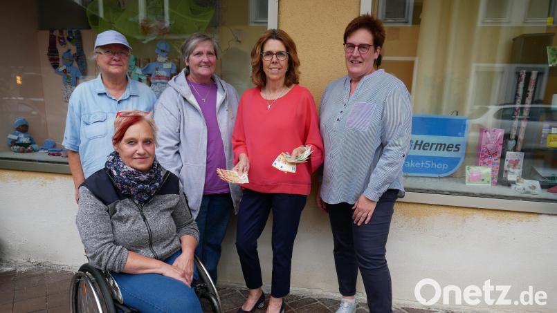 Jeweils 500 Euro übergab Andrea Burger (Zweite von rechts) an Sonja Schnurrer (rechts) vom ambulanten Hospizdienst sowie an Martina Sötje (vorne), Eva Schicker und Christine Fröhlich (von links) von der Selbsthilfegruppe Behinderte und Nichtbehinderte vor dem Schaufenster des Lottogeschäfts Wohlrab in Waldsassen. Bild: hmr