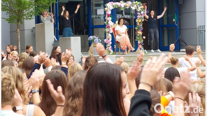 Ein Flashmob zeigt die Beliebtheit der verabschiedeten Schulleiterin Hannelore Reil-Heining. Bild: Naabtal Realschule/exb