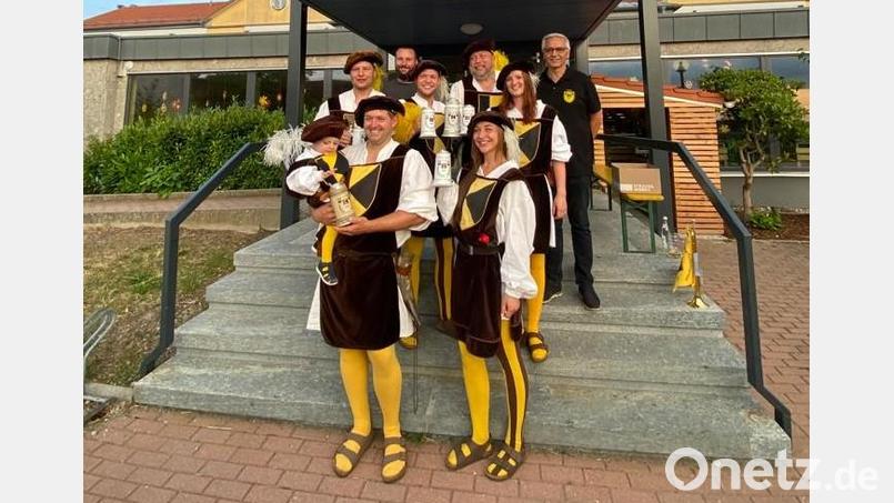 Josef Schneider und Analena Kiesl (vorne, von links) sowie Johannes Zangl, Benedikt Uhlemann, Jakob Spickenreither, Rainer Dobmeier, Veronika Winter und Norbert Dobmeier (hinten, von links) freuen sich über die Ehrungen. Bild: rfi