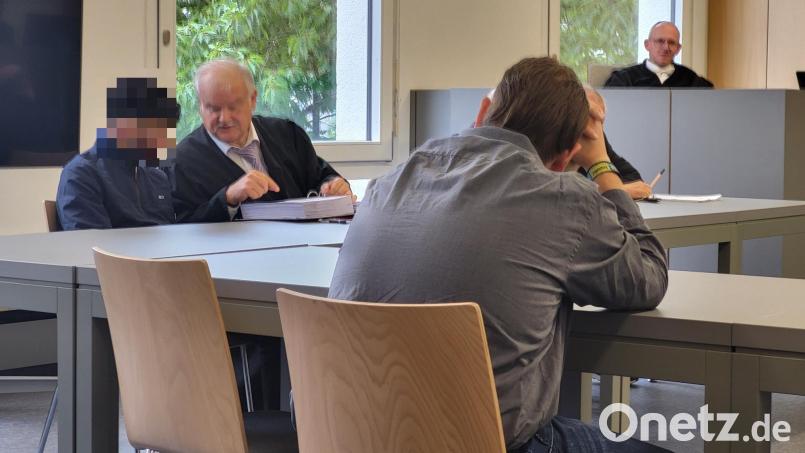 Der Angeklagte (Vordergrund) und das Opfer der Messerattacke (links) mit seinem Anwalt Hans-Wolfgang Schnupfhagn und Staatsanwalt Wolfgang Voit (Hintergrund). Bild: Würth, Wolfgang