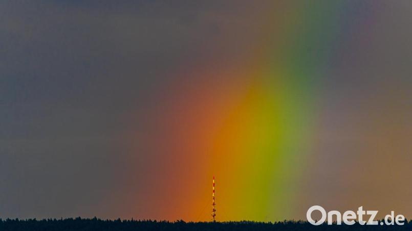 Die Natur malt den Abendhimmel über dem Rotbühl (667 Meter) an. Bild: Uwe Weiß