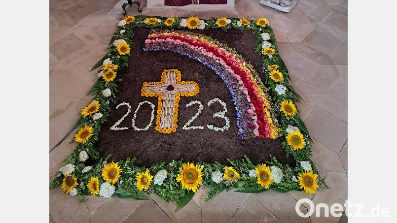 Mehr als 30 Blumenarten ergeben in Burkhardsreuth ein blühendes Gotteslob, das Mitglieder von Landjugend und Frauenbund im Kirchturm der Pfarrkirche gestalteten. Bild: bjp