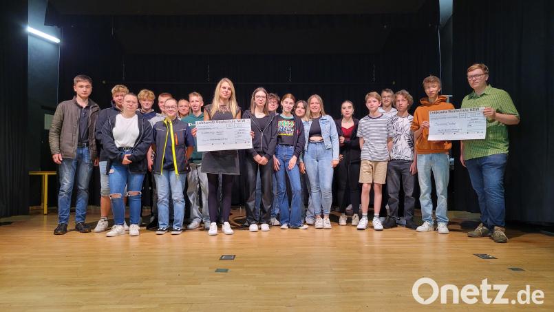 Spendenübergabe in der Lobkowitzrealschule in Neustadt. Die Schüler übergeben Geld an die Kinderkrebshilfe und das Team Bananenflanke. Bild: Tobias Neubert/exb