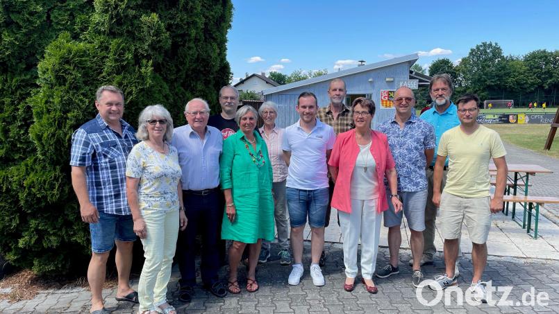 Der neue Vorstand der Siedlergemeinschaft "Am Wagrain" (von links): Zweiter Kassier Wolfgang Donhauser, Zweite Schriftführerin Anneliese Scharf, Vorsitzender Reinhard Scharf, Revisor Norbert Humula, Beisitzerin Elfriede Schwab-Götz, Beisitzer Bruno Walter, Zweiter Vorsitzender Manuel Donhauser, Schriftführer Heinz Meinl, Beisitzerin Petronilla Weidl und Kassier Christian Kätzlmeier. Bild: Christian Schafbauer/exb