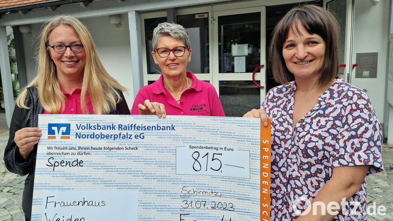 Die Spende aus der „Ladies Night“ ging von der Frauen-Union Schirmitz an die Frauen im Frauenhaus in Weiden. Bild: R. Kreuzer