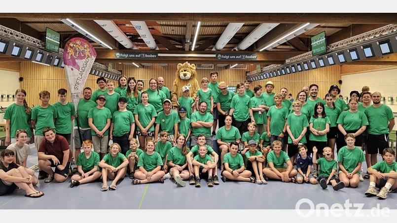 Die Teilnehmer und Betreuer des Stiftlandgaus bei der Siegerehrung in der Luftdruckhalle der Olympia Schießanlage in Garching-Hochbrück mit dem Maskottchen der Bayerischen Sportschützenjugend „Guschu“. Bild: Werner Kraus/exb