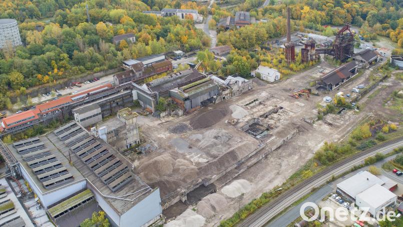Diese Drohnenaufnahme von 2022 zeigt den Westteil des Maxhüttengeländes: Das Stahlwerk ist rückgebaut, die teils massiv mit Schadstoffen belasteten Flächen liegen offen. Eine umfassende Nachfolgenutzung ist erst möglich, wenn die Giftstoffe professionell beseitigt sind – doch wer will das schon bezahlen? Archivbild: Thilo Hierstetter