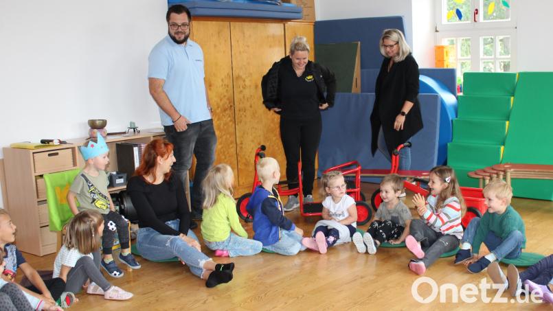 Die Begeisterung bei Kindern und Betreuerteam vom Kindergarten St. Ursula ist groß bei der Übergabe der neuen Gartenfahrzeuge durch den Elternbeirat. Bild: Nicole Koller