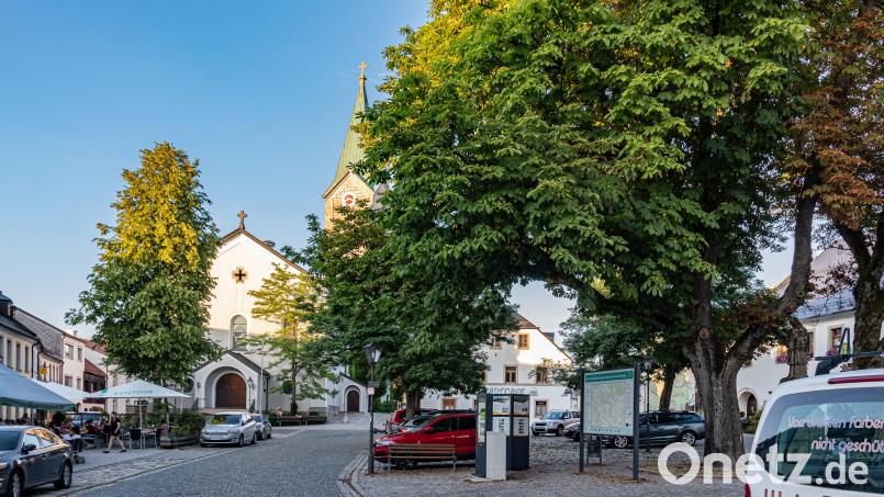 Der Bärnauer Marktplatz soll laut den Isek-Planern Robert Leiner und Rainer Heinz ein „multifunktionales Stadtzentrum“ werden. Die Konzeptschreiber empfehlen unter anderem, das derzeit stillgelegte Altstadtcafé zu reaktivieren beziehungsweise eine neue Nutzung dafür zu finden. Bild: Susanne Forster