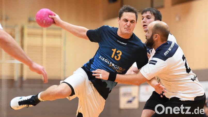 Lucas Vierling (am Ball) muss am Kreuzband operiert werden und fehlt der neugegründeten HSG Weiden sehr lange. Archivbild: G. Büttner
