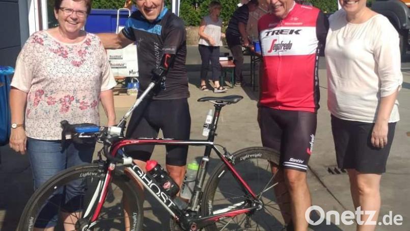 Unter dem Motto „Fitness bringt Licht nach Nepal“ beteiligte sich 2019 die Rekordzahl von 285 Sportlern am 17. Pirker Kreisel. Prominentester Teilnehmer war der Extrem-Radfahrer Wolfgang Stöckl. Der einarmige Sportle machte 2018 Schlagzeilen, als er von Rothenstadt bis zum Nordkap radelte und in 16 Tagen 3424 Kilometer zurücklegte. Mit im Bild Chef-Organisatorin Bärbel Birner (von links), Kreisel-Gründer Josef Böller und Isabelle Haustein. Archivbild: u