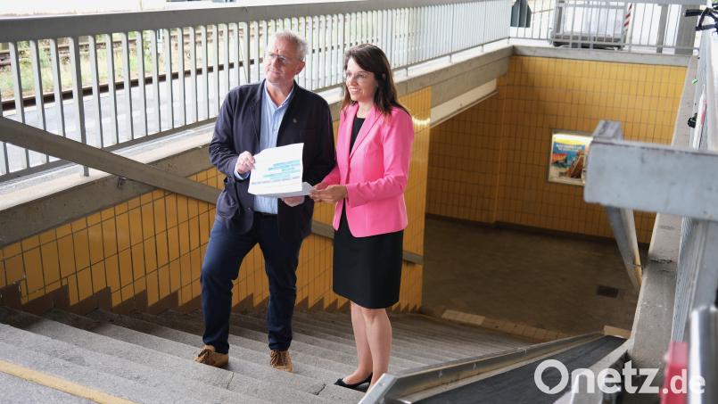 Der Zugang zu den Gleisen zwei bis fünf ist beschwerlich. Bundestagsabgeordnete Martina Englhardt-Kopf und Oberbürgermeister Andreas Feller wollen das ändern und machen Vorschläge für einen vorzeitigen barrierefreien Ausbau des Schwandorfer Bahnhofes. Bild: Hirsch