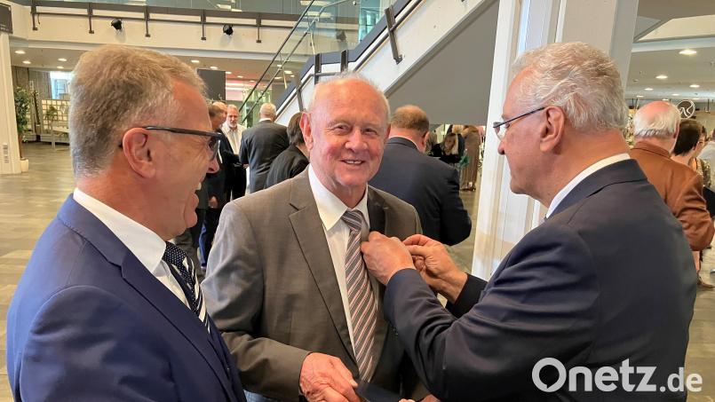 Horst Adler (Mitte) mit Staatsminister Joachim Herrmann (rechts) und Bürgermeister Franz Stahl (links) bei der Übergabe der Auszeichnung in Erlangen. Bild: Stadt Tirschenreuth/exb