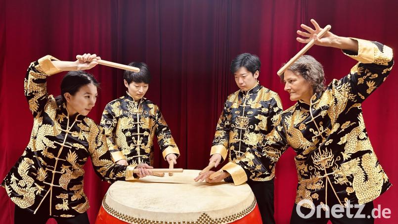 Professorin Cornelia Monske mit ihren drei chinesischen Schlagzeugern. Bild: Festival junger Künstler Bayreuth/exb