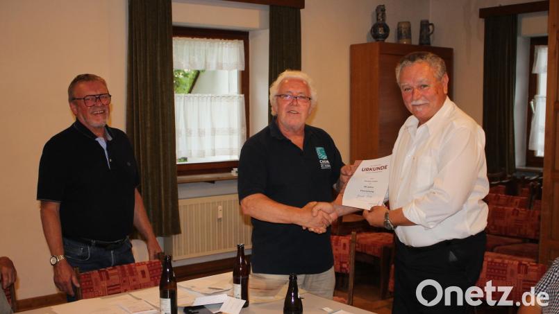 Seit 50 Jahren ist Heribert Ficker (rechts) Chorleiter des Pressather Männergesangvereins. Hierzu gratulieren Gruppenchorleiter Richard Waldmann (Mitte) und Vereinsvorsitzender Norbert Stock. Bild: bjp