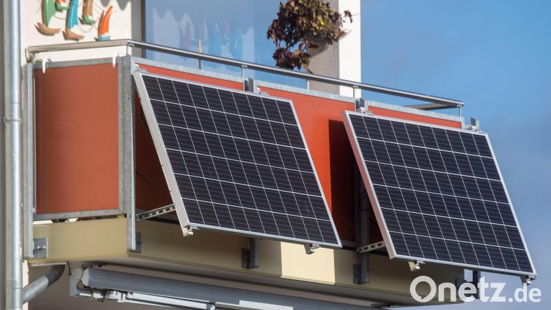 Diese zwei Solarmodule liefern Ökostrom vom Balkon in die Steckdose. Im Stadtrat Schönsee wird ein Zuschuss zu den Anschaffungskosten diskutiert. Symbolbild: Stefan Sauer/dpa