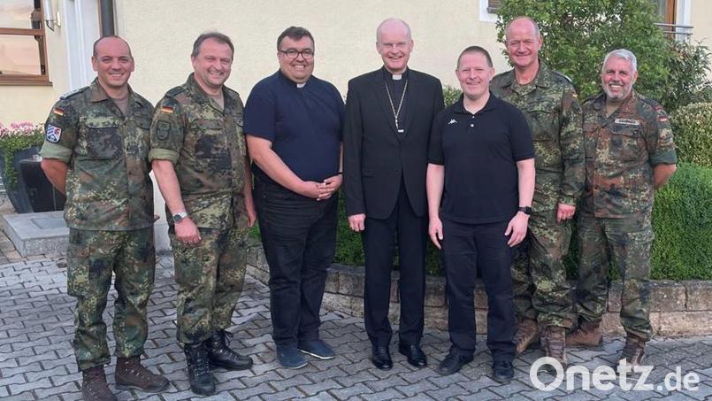 Christoph Witczak (Dritter von links) ist neuer Militärpfarrer am Standort Weiden. Darüber freuen sich Militärbischof Franz-Josef Overbeck (Mitte), Pfarrgemeinderatssprecher Stabsfeldwebel Anton Kappl (Zweiter von links), der Vorsitzende des Katholikenrat der Bundeswehr, Oberstleutnant Gereon Gräf (Zweiter von rechts), sowie
stellvertretender Militärdekan Alexander Prosche (Dritter von rechts). Bild: Anton Kappl/exb