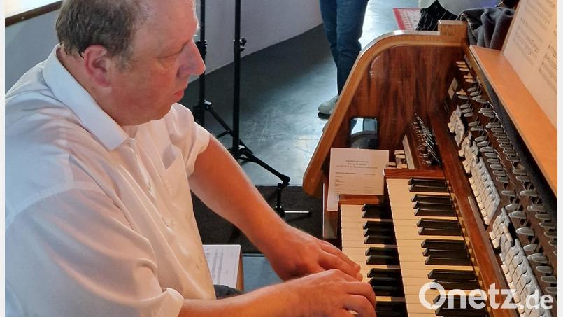 Michael Koch begleitet Karin Schafberger und Jürgen Probst bei der Abendmusik in der Pfarrkirche in Schwarzenfeld an der Orgel. Bild: mab