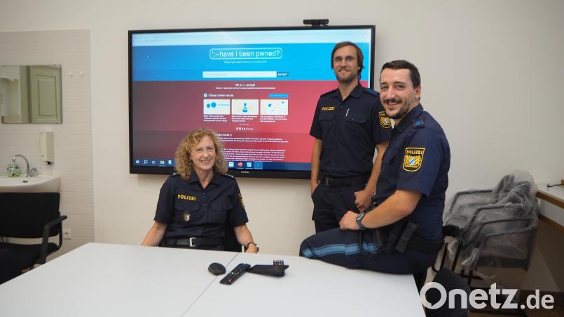 Die Chefin der Nabburger Polizeiinspektion, Sabine Roidl, ist sich einig mit Klaus Großmann und Felix Schlagenhaufer (rechts) von der Arbeitsgruppe Cybercrime: Die Delikte in diesem Bereich nehmen zu. Bild: bl