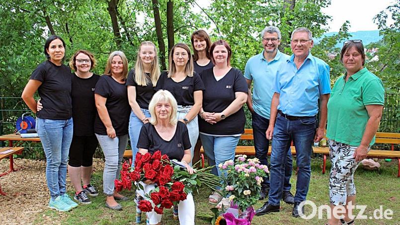 Für den kommenden Lebensabschnitt wünschten Kindergartenleiterin Nicole Lippert (Vierte von rechts) sowie (von rechts) Lisa Rauh (Fraktionsvorsitzende der Grünen), Bürgermeister Oskar Schuster, Uwe Heider (Fraktionsvorsitzender der CSU) und das Kindergartenpersonal Helga Trottmann (vorne) alles Gute. Bild: bsc