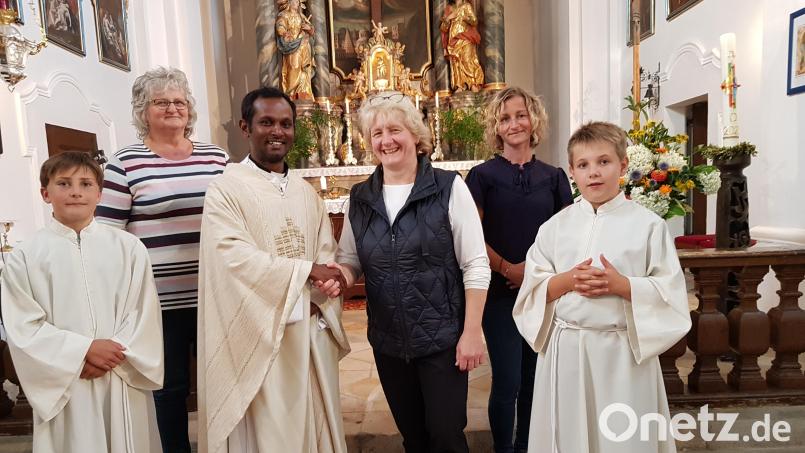 Pfarrer Albert Joseph Jesuraj wird von Pfarrgemeinderatssprecherin Elisabeth Völkl (vorne) sowie Mesnerin Maria Bayer-Schmidt (links) und Lektorin Jenny Hofmeister (rechts) herzlich begrüßt. Er übernimmt für die Pfarrei Moosbach die Urlaubsvertretung für Pfarrer Udo Klösel. Bild: gi
